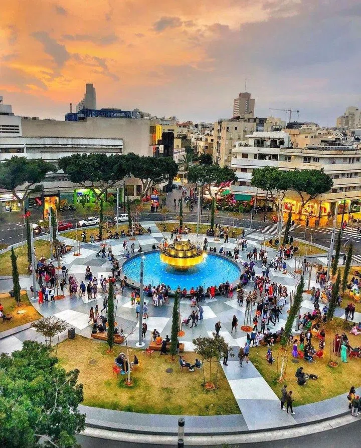 Shlomo Lahat Promenade (the Tayelet), Tel Aviv