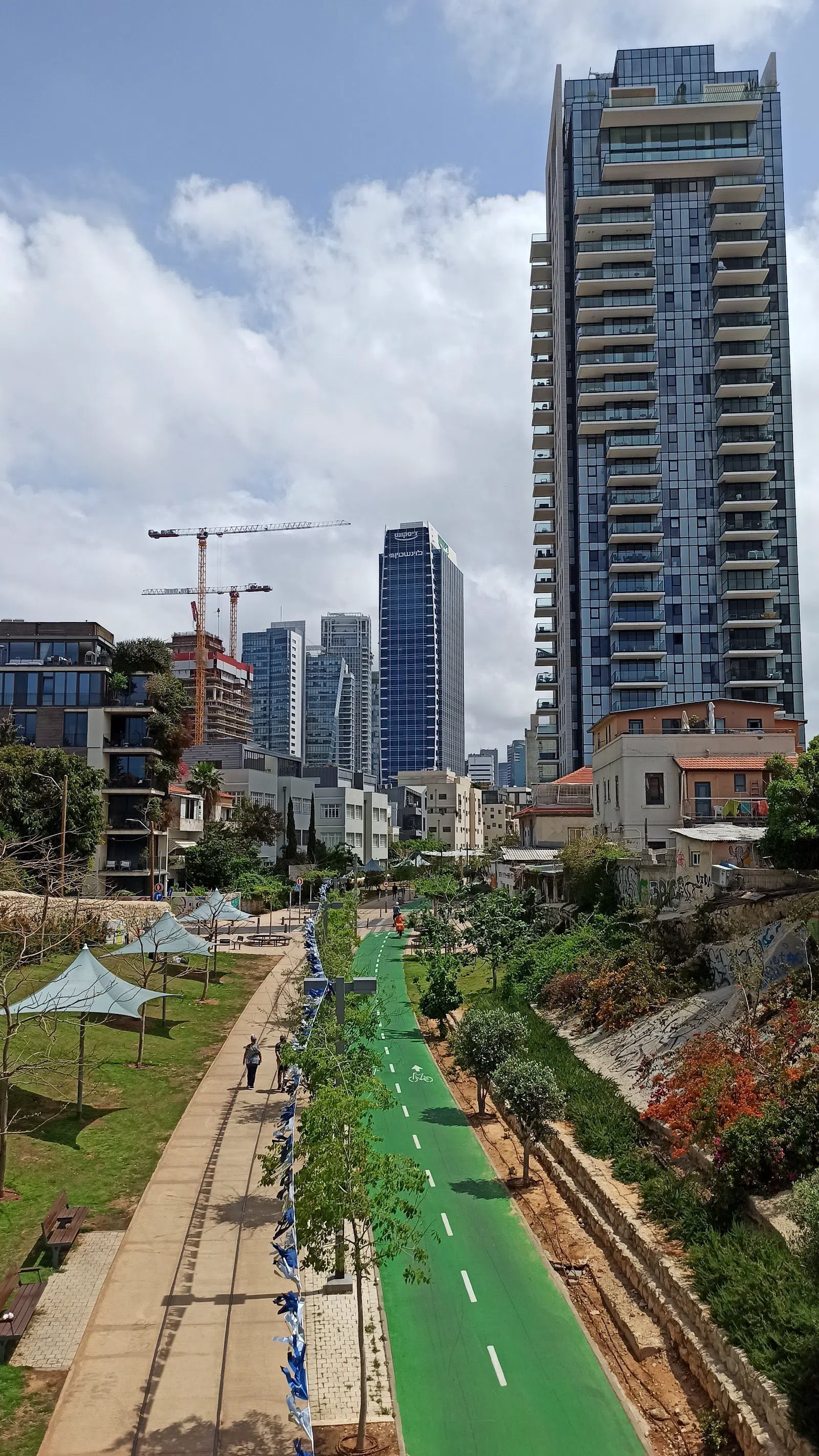 Park HaMesila and the old rail corridor on foot in Tel Aviv
